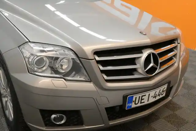 Harmaa Maastoauto, Mercedes-Benz GLK – UEI-446