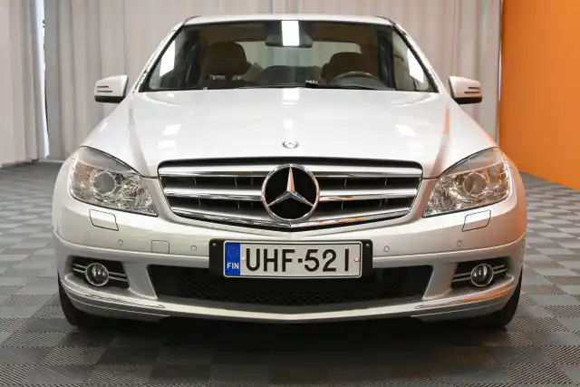 Harmaa Sedan, Mercedes-Benz C – UHF-521