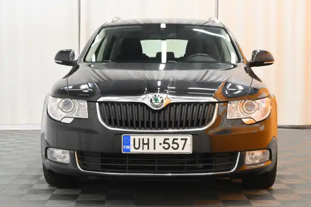 Musta Farmari, Skoda Superb – UHI-557