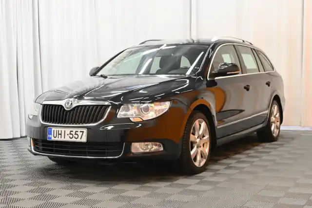 Musta Farmari, Skoda Superb – UHI-557