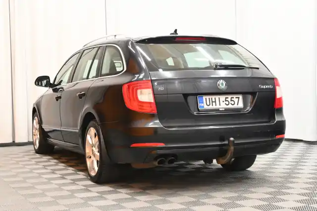 Musta Farmari, Skoda Superb – UHI-557