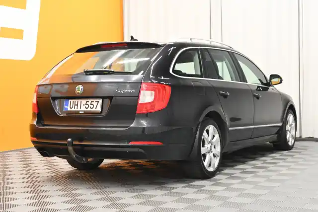 Musta Farmari, Skoda Superb – UHI-557