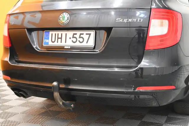 Musta Farmari, Skoda Superb – UHI-557