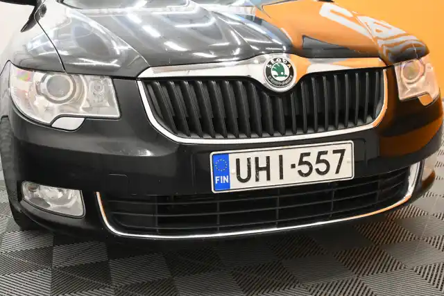 Musta Farmari, Skoda Superb – UHI-557