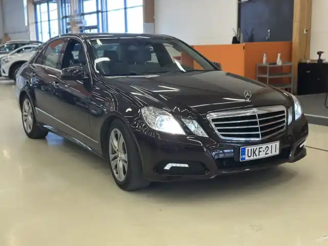 Ruskea Sedan, Mercedes-Benz E – UKF-211