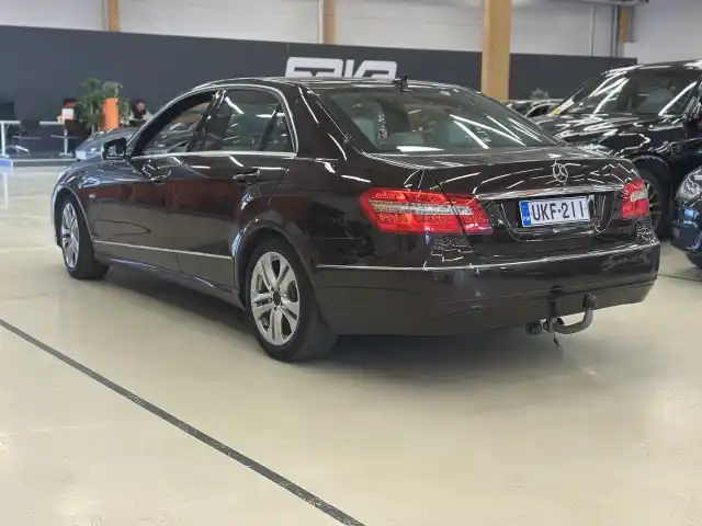 Ruskea Sedan, Mercedes-Benz E – UKF-211