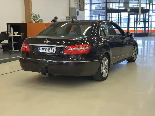 Ruskea Sedan, Mercedes-Benz E – UKF-211