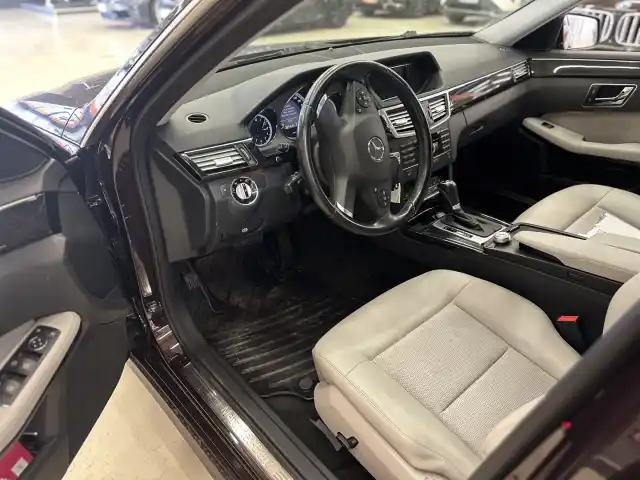 Ruskea Sedan, Mercedes-Benz E – UKF-211