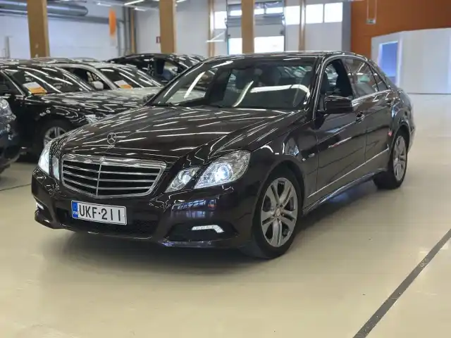 Ruskea Sedan, Mercedes-Benz E – UKF-211