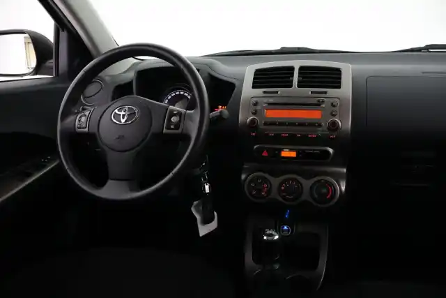 Harmaa Viistoperä, Toyota Urban Cruiser – UKG-379