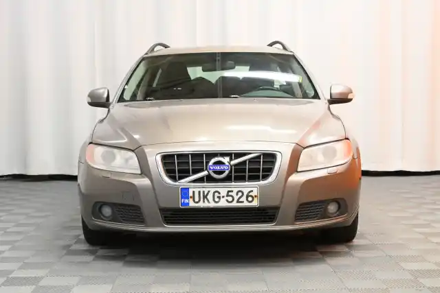 Harmaa Farmari, Volvo V70 – UKG-526