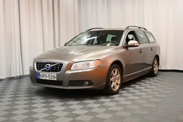 Harmaa Farmari, Volvo V70 – UKG-526