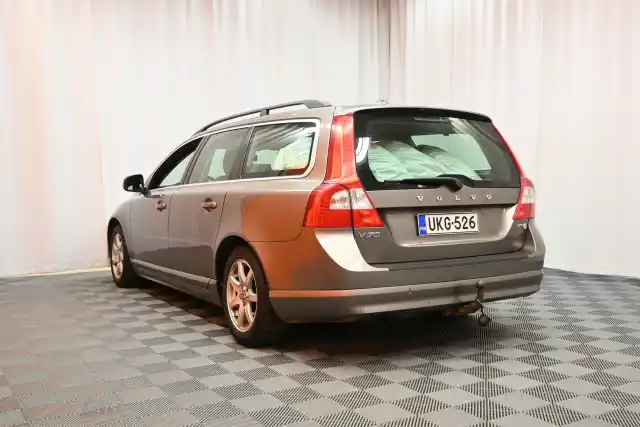 Harmaa Farmari, Volvo V70 – UKG-526