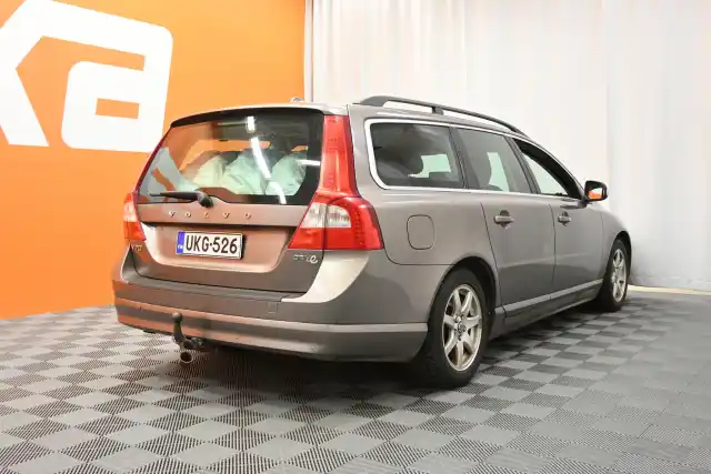 Harmaa Farmari, Volvo V70 – UKG-526