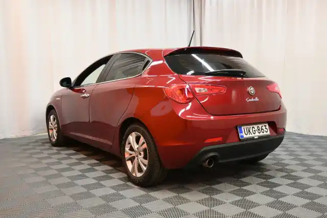 Punainen Viistoperä, Alfa Romeo Giulietta – UKG-863