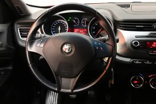 Punainen Viistoperä, Alfa Romeo Giulietta – UKG-863