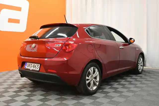 Punainen Viistoperä, Alfa Romeo Giulietta – UKG-863