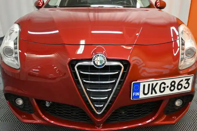 Punainen Viistoperä, Alfa Romeo Giulietta – UKG-863