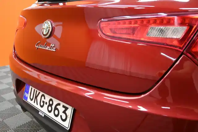 Punainen Viistoperä, Alfa Romeo Giulietta – UKG-863