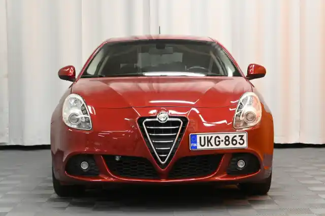 Punainen Viistoperä, Alfa Romeo Giulietta – UKG-863