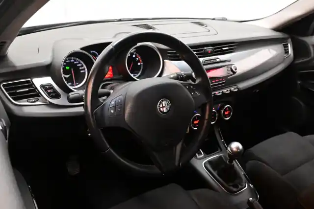 Musta Viistoperä, Alfa Romeo Giulietta – UKG-870