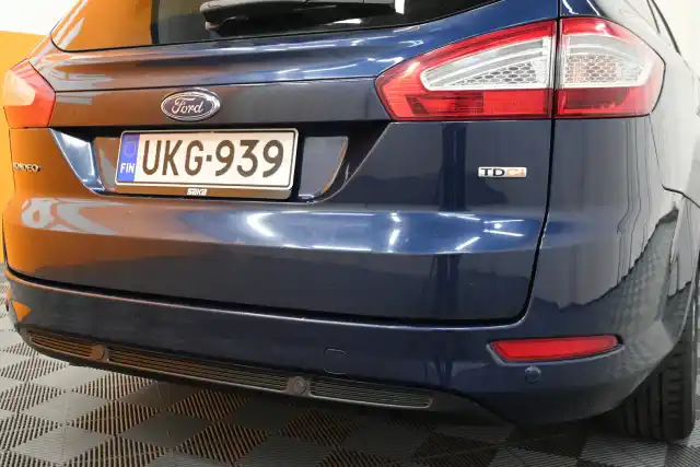 Sininen Farmari, Ford Mondeo – UKG-939