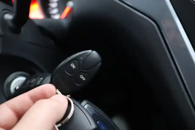 Musta Farmari, Ford Mondeo – UKG-992