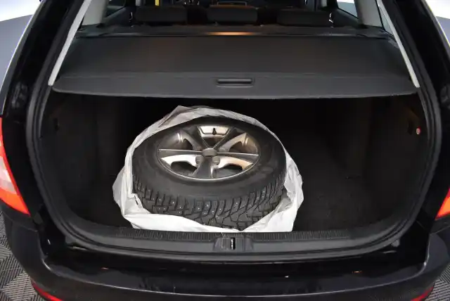 Musta Farmari, Skoda Octavia – ULF-611