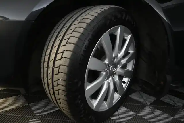 Musta Sedan, Audi A4 – UNF-248