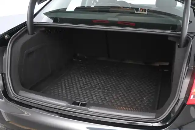 Musta Sedan, Audi A4 – UNF-248