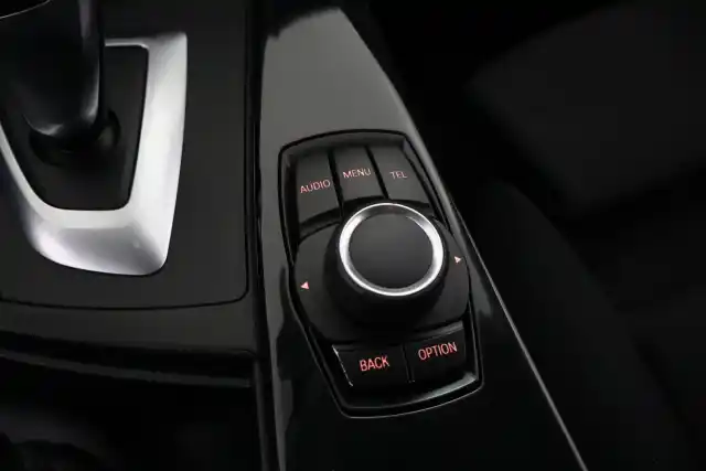 Punainen Sedan, BMW 318 – UOG-467