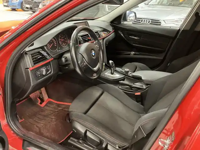 Punainen Sedan, BMW 318 – UOG-467