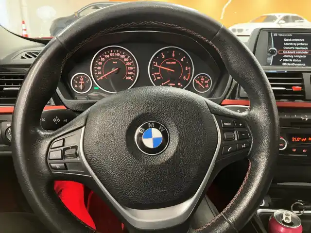 Punainen Sedan, BMW 318 – UOG-467