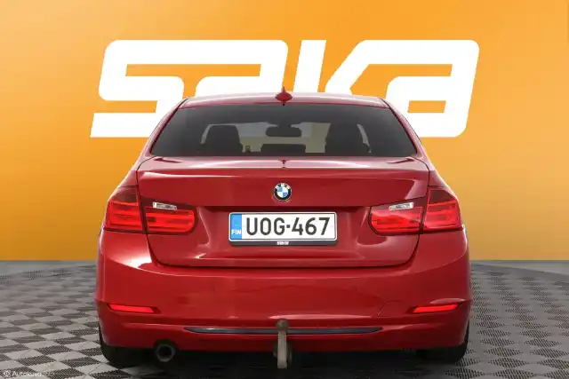Punainen Sedan, BMW 318 – UOG-467