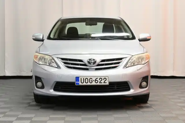 Sininen Sedan, Toyota Corolla – UOG-622