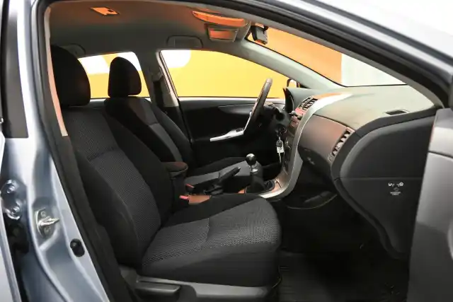 Sininen Sedan, Toyota Corolla – UOG-622