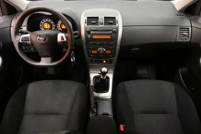Sininen Sedan, Toyota Corolla – UOG-622