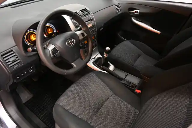 Sininen Sedan, Toyota Corolla – UOG-622