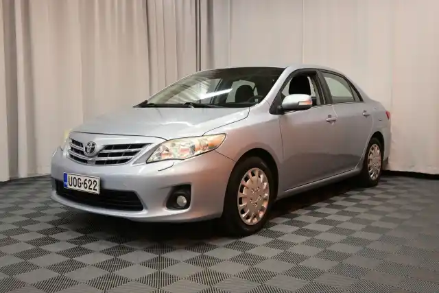 Sininen Sedan, Toyota Corolla – UOG-622