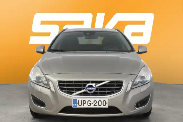 Ruskea (beige) Farmari, Volvo V60 – UPG-200