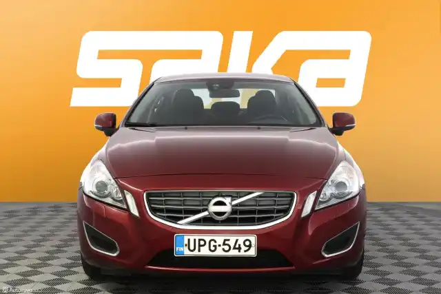 Punainen Sedan, Volvo S60 – UPG-549
