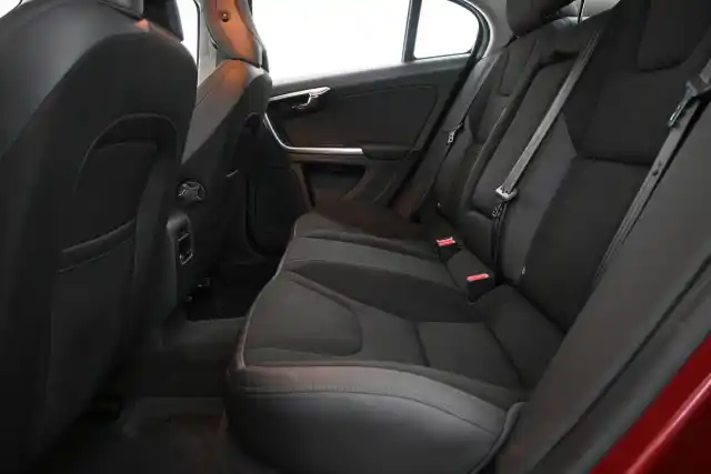 Punainen Sedan, Volvo S60 – UPG-549