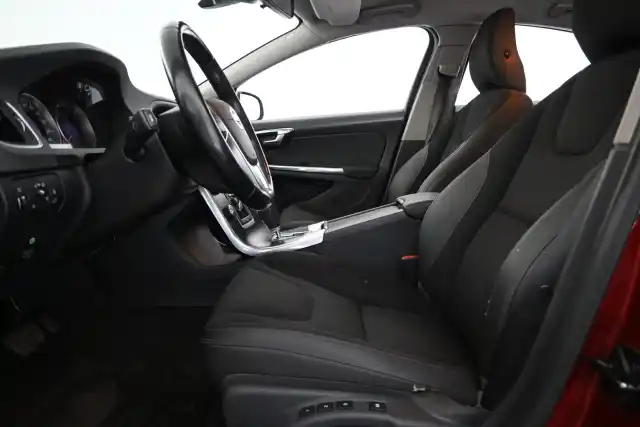 Punainen Sedan, Volvo S60 – UPG-549