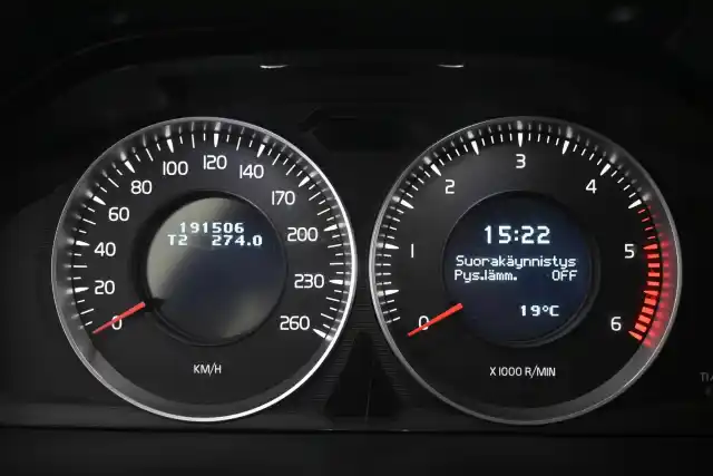 Punainen Sedan, Volvo S60 – UPG-549