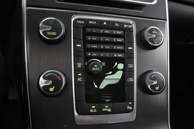 Punainen Sedan, Volvo S60 – UPG-549