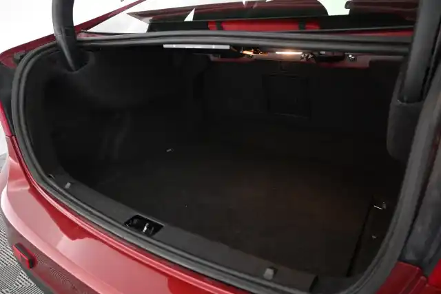 Punainen Sedan, Volvo S60 – UPG-549