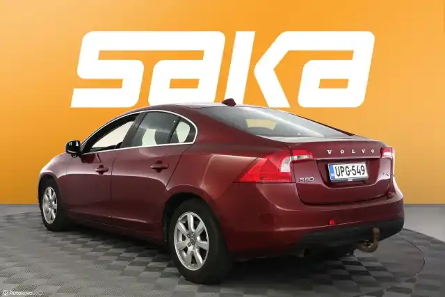 Punainen Sedan, Volvo S60 – UPG-549