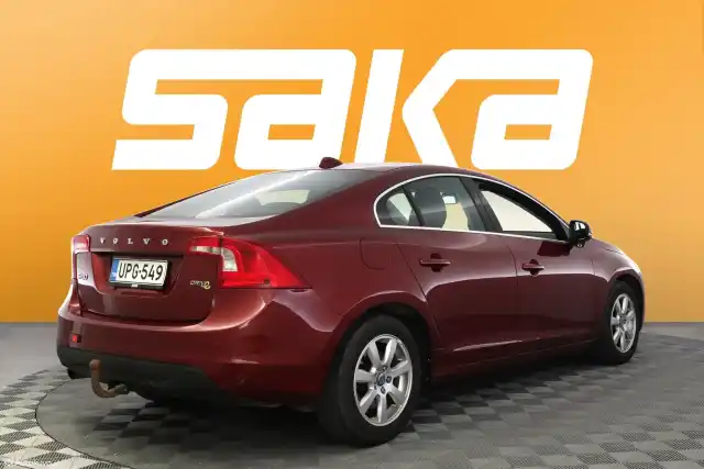 Punainen Sedan, Volvo S60 – UPG-549