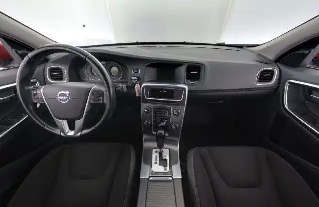 Punainen Sedan, Volvo S60 – UPG-549
