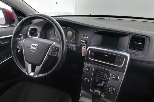 Punainen Sedan, Volvo S60 – UPG-549